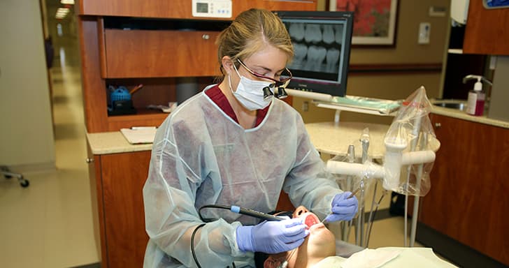 Hygieniste dentaire professionnelle lors d'une consultation