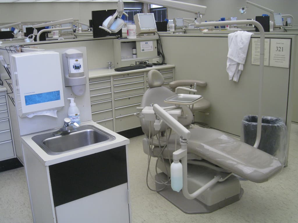Fauteuil dentaire moderne equipe pour les soins dentaires professionnels