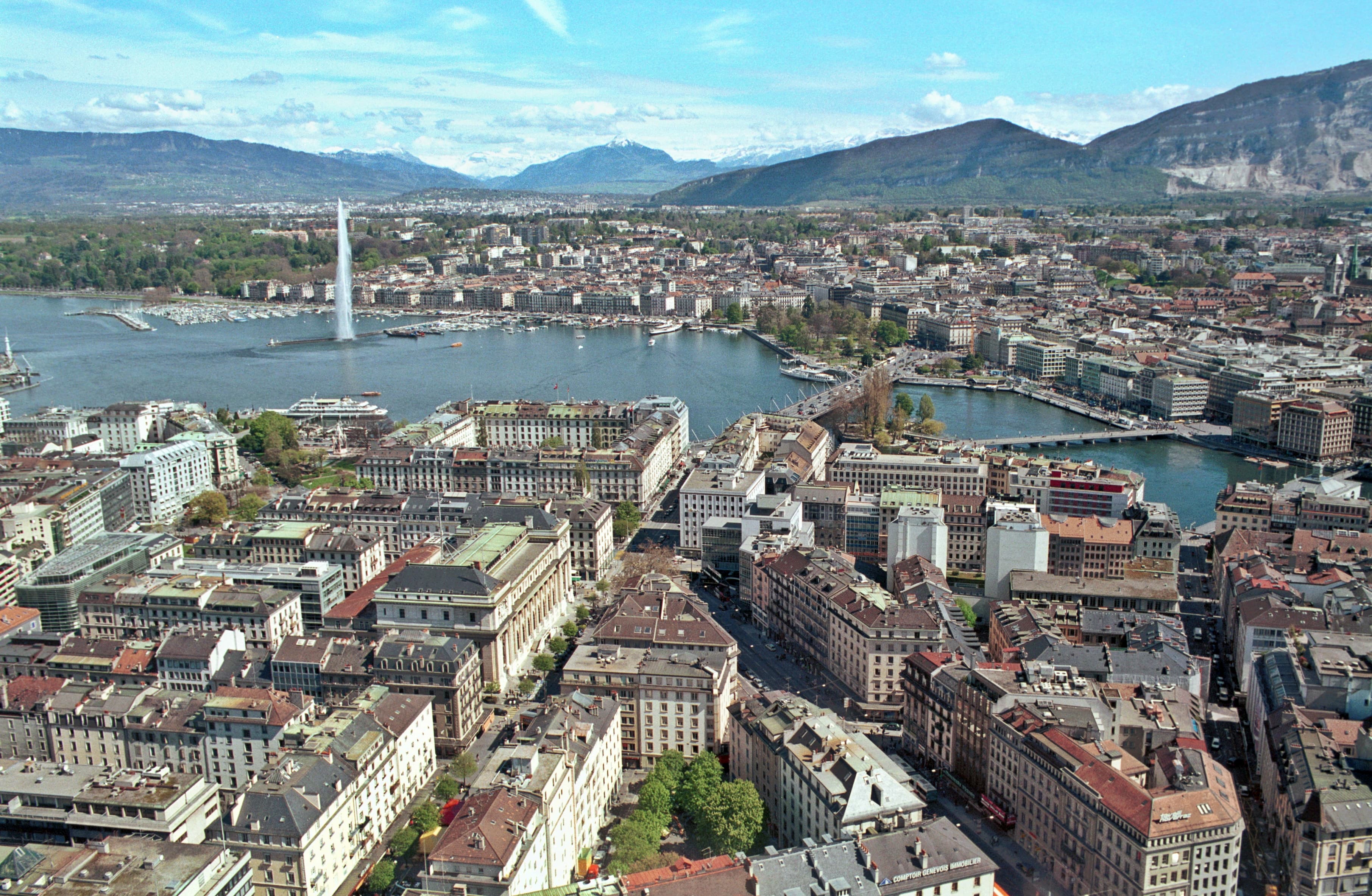 Vue panoramique de Geneve avec le lac Leman et les Alpes