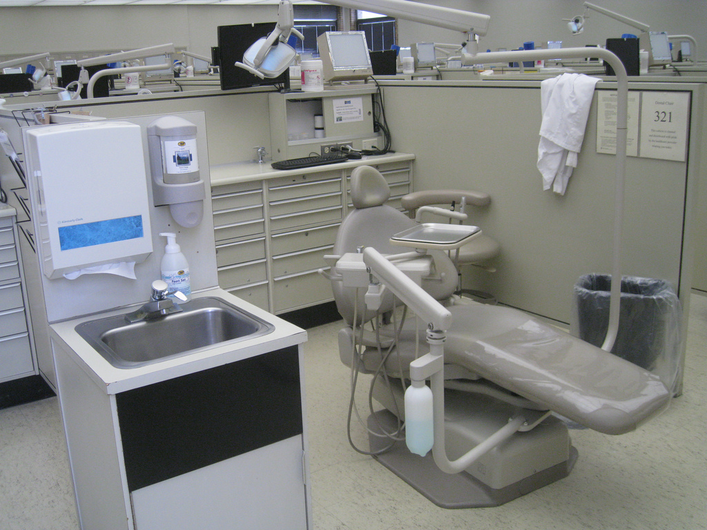 Fauteuil dentaire moderne equipe pour les soins dentaires professionnels