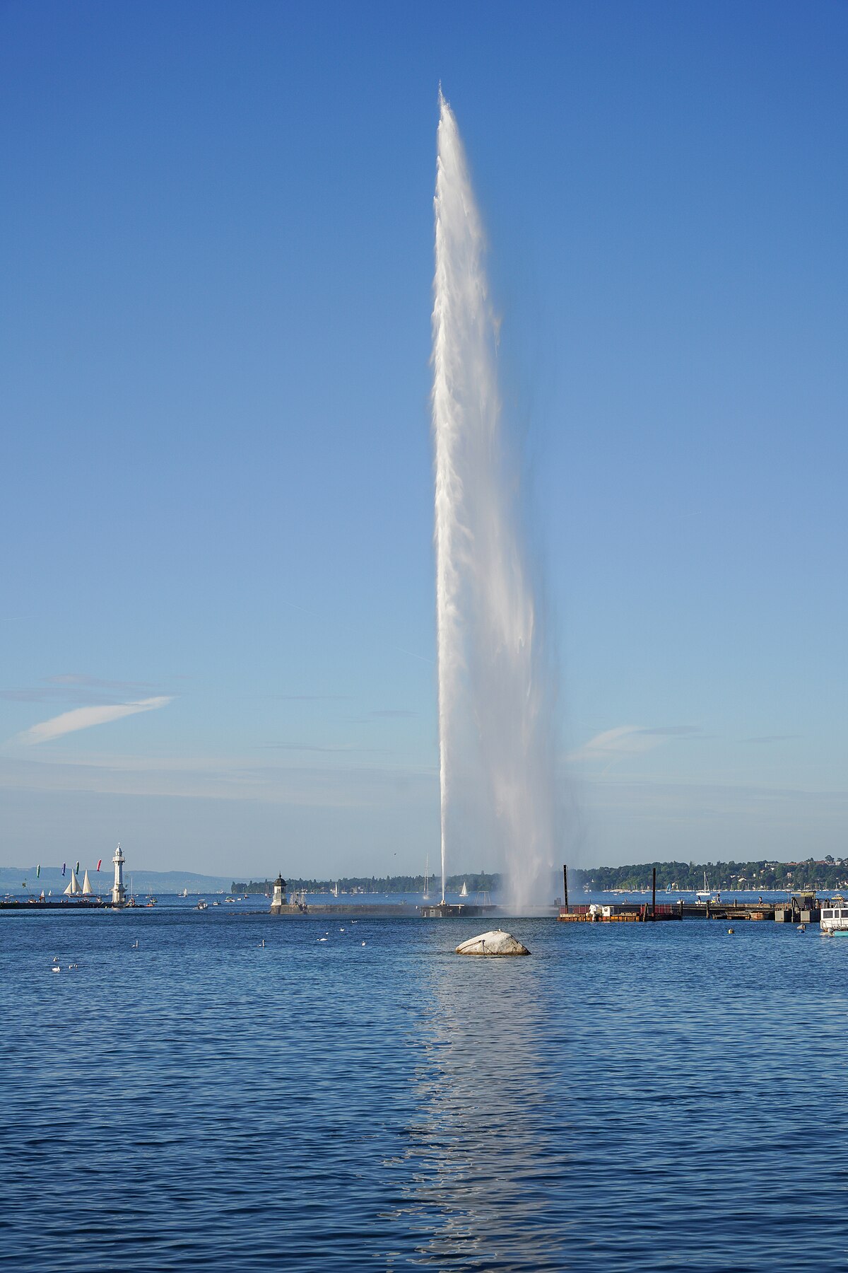 Vue panoramique de Geneve avec le Jet d'Eau et le lac Leman